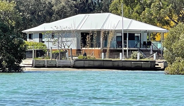 ABSOLUTE BEACHFRONT - Pindimar Modern retreat private sandy beach，ducted aircon in Pindimar