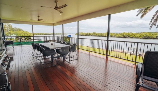Absolute Waterfront Pumicestone Passage-Pontoon! in Meldale