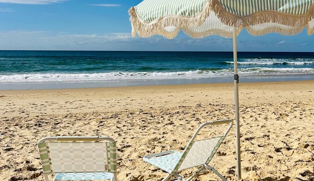 Alex studio beachside. Surf, dining, shops & views in Alexandra Headland