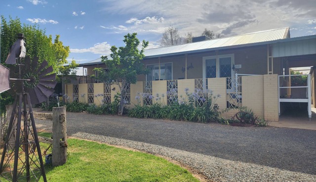 Anderlon House Plenty of off road parking for cars, trailers, workutes & c'vans in North Wagga Wagga