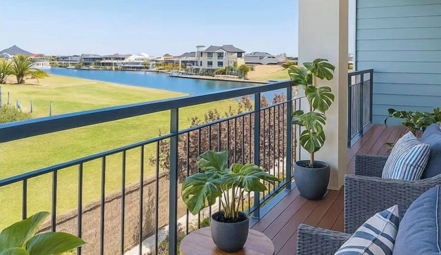Apollo Stayz Luxury Apartment 66 - jetty- pool- spa- walk to foreshore in Halls Head