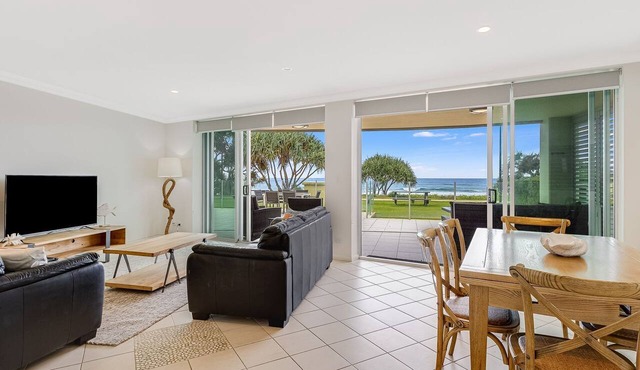 Aqua Solai 1 - Absolute Beachfront Tugun in Tugun