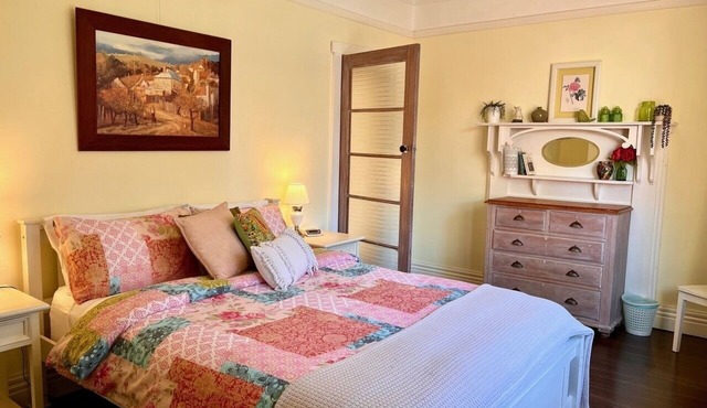 Art Deco Inspired 2 bedroom House - Single Level, Free Wifi and driveway Parking in Gardenvale