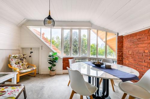Artos Stays-Modernised Victorian Masterpiece with City View Sunroom! in Melbourne