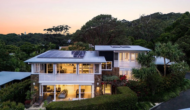 Ayindi - Best views & literally cross road from beach. Stunning sunset. in Byron Bay