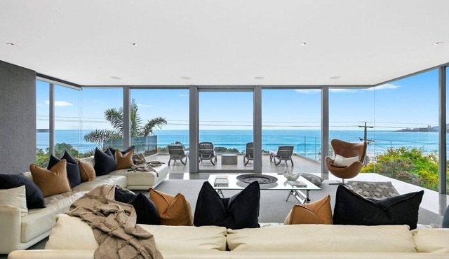 Azure - Absolute Beachfront Luxury, Wifi, Spa in Lorne