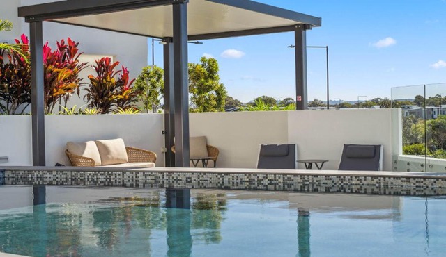 Azzure Beachside Retreat with Pool Gym and Steam Room in Bokarina