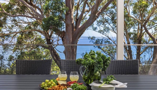 Azzurra - Huge Elevated Deck and Glorious Water Views in Nelson Bay