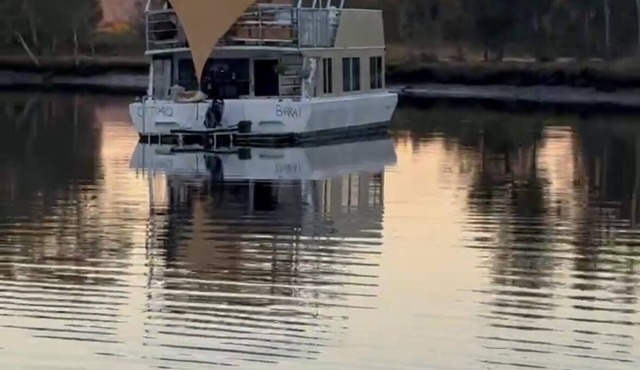 Barra 1- Peaceful double level house boat and tender in Coomera