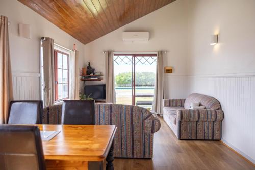 Baudins Accommodation in Naracoopa