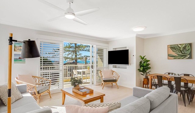Beach Pines 5 - Fully Renovated North Kirra Beachfront - Min. 3 Night Stays in Bilinga