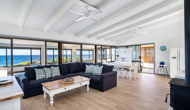 Beachfront Penthouse by Peppy Beach Retreats® (6 Adults) in Peppermint Grove Beach