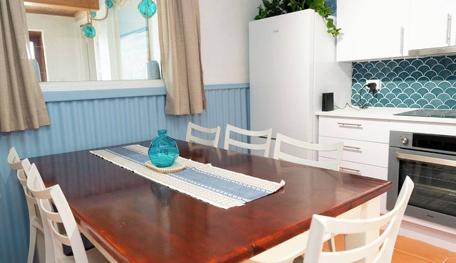 Beachfront apartment with pool, 4 minutes walk to Indian Ocean. Sleeps 6 in Quinns Rocks