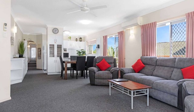 Beachside 2-Bed Apt in Hervey Bay with Parking in Torquay