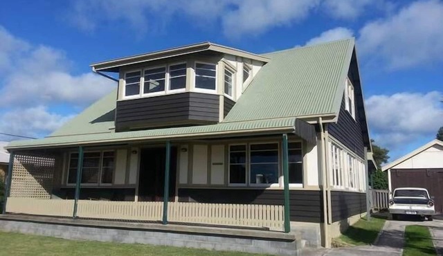 Beachside - Beauty Point. Unique Spacious Waterfront Pet-friendly in Beauty Point