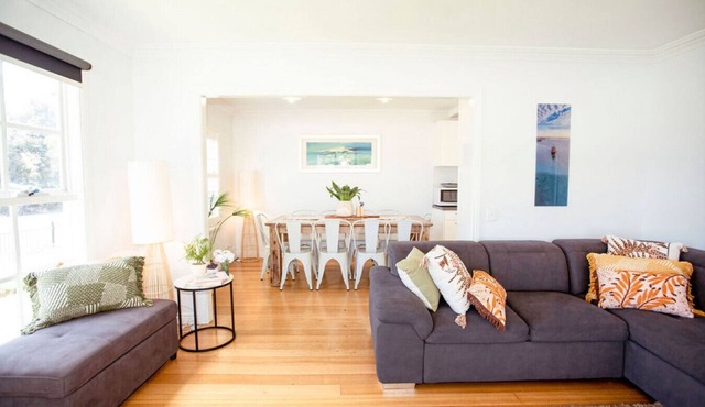 Beachside Getaway Bay Views North Shore VIC Sleeps 12 Free WiFi in North Shore