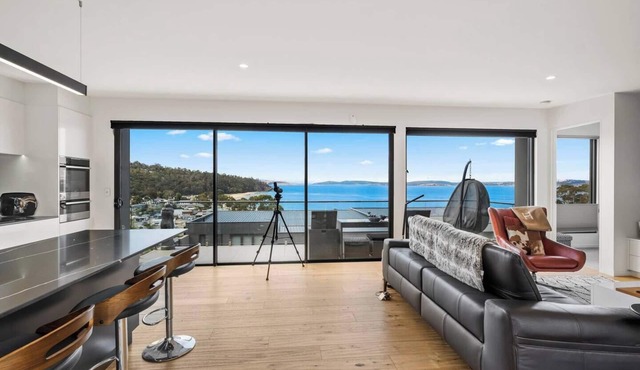 Beachside Luxury Villa Expansive Panoramic Vistas in Kingston Beach