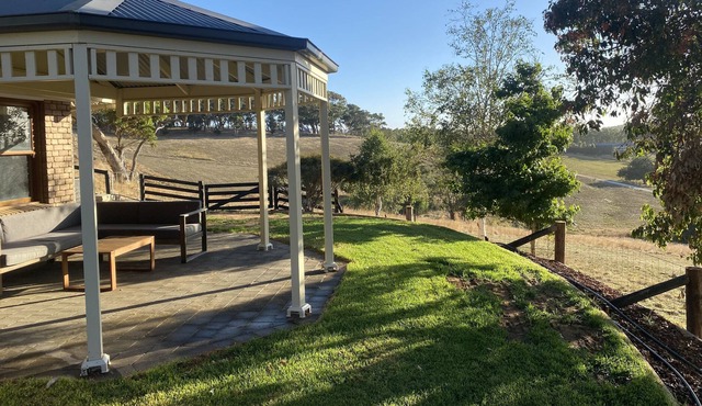 Beautiful cottage with stunning views. Just minutes from Meadows! in Green Hills Range