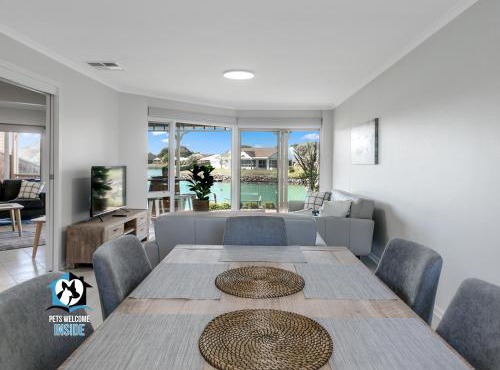 Beautiful Lake Views with Pontoon in Encounter Bay