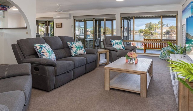 Beautiful location in Forster Keys with your own private jetty and modern furnishings to relax. in Forster