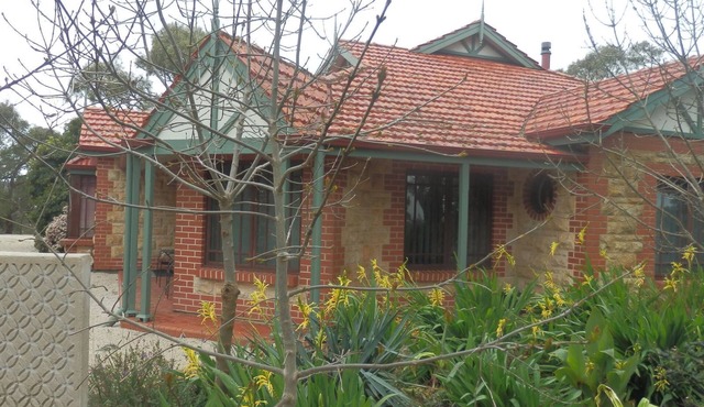 Beautiful setting, on 100 acres. Sleeps 10 people. Beautiful views. in Spring Gully