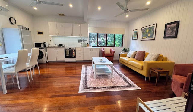 Beautiful treehouse couples retreat 5kms from city with sauna, spa and pool in Bardon