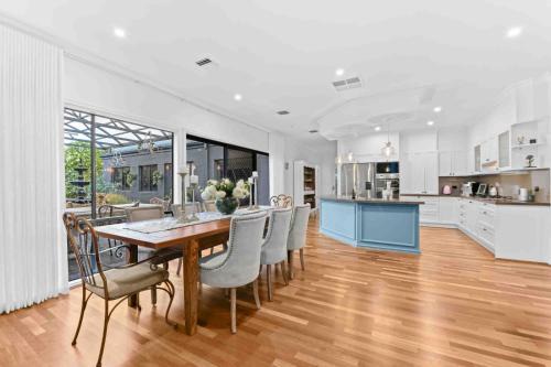 Berwick Springs Lake side Rose Cottage in Narre Warren South