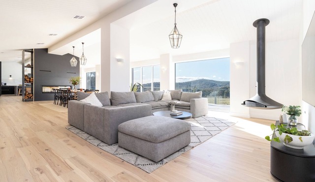 BLAKELY RIDGE Luxury Farmhouse - Bunk Room| Bike Track| Games Room| Pizza Oven in Gundaroo