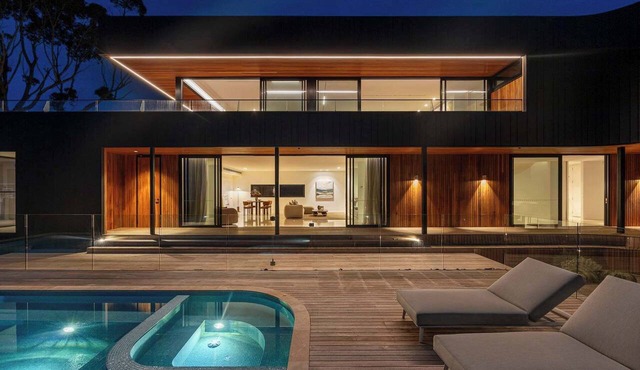 Blanc de Noir Luxe Grandeur with Pool and Spa in Mount Martha