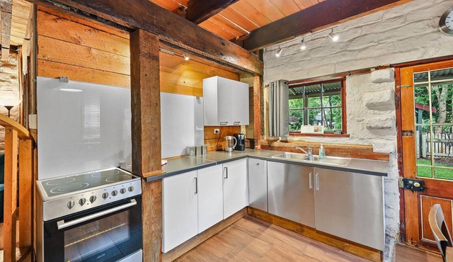 Blerick Mudbrick Cottage - Spa and Serenity in Neerim South