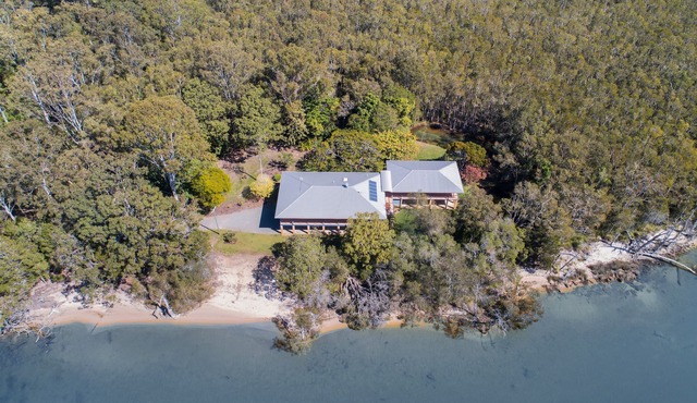 Blissful Lake Retreat in Boreen Point