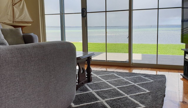 Blue Seas provides absolute beach front in the heart of Tumby Bay in Tumby Bay