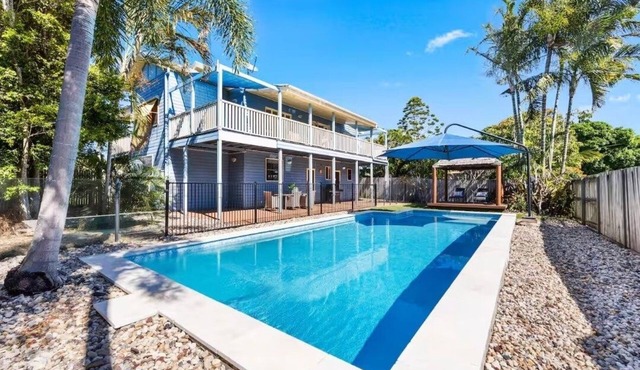 Bluewater Beach Retreat - 5BD/Pool/Walk to Beach in Urangan