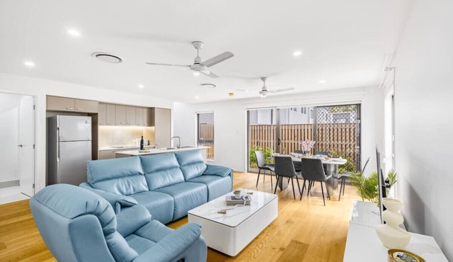 Brand-new 4beds home,Minutes from M1 & Local Shops in Rochedale