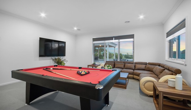 Brand New 5BR - 15min Mel A’port, Pool Table, Spacious Inside & Out, Sleeps 10 in Bulla