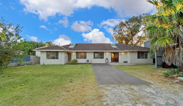 Breathe Ezy - Welcome to Breathe Ezy, a spacious 7-bedroom home in Lancelin