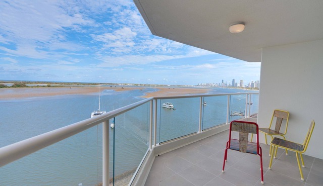 Breathtaking Waterviews Deluxe 2 Bedroom Apartment in Labrador