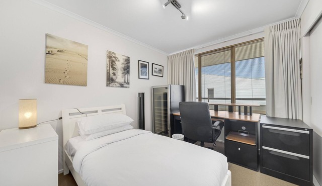 Bright 2-Bed with Private Balcony by Telopea Park in Griffith