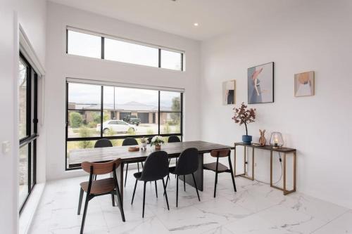 Bright and Chic House at Throsby with 4 Bedrooms in Harrison