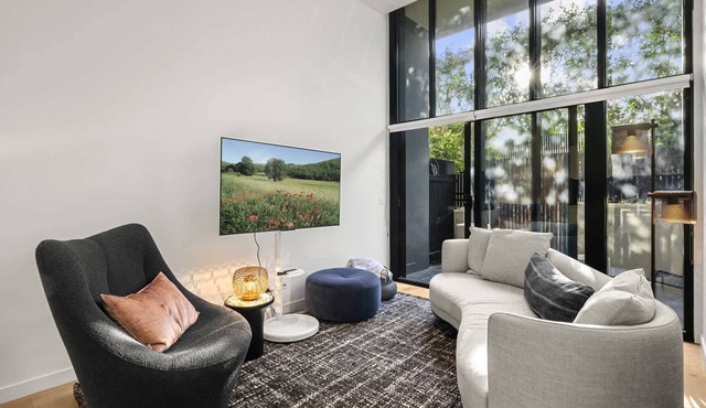 Bright Inner-North Stay with Pool Access in Brunswick East