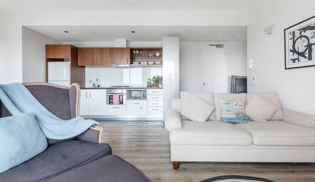 Bright Open Plan Living with Stunning City Views in Coburg