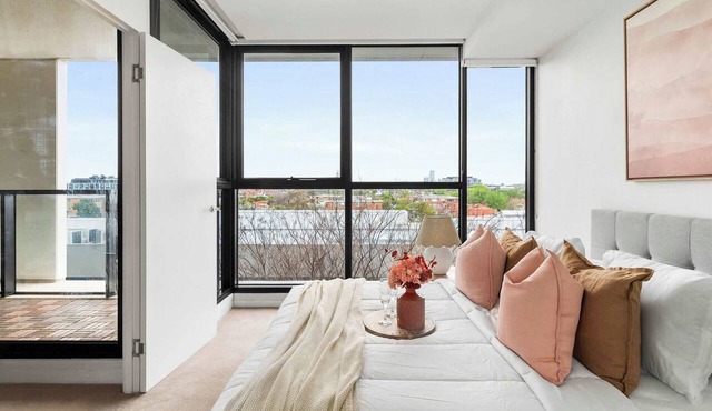 Bright Yarra Side 2BR, Modern Comfort & City Vibes in Abbotsford