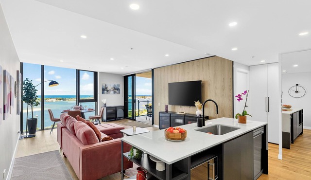 Broadwater & Ocean Views 2BR Apartment Southport in Southport
