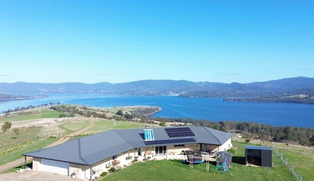 Bruny Horizon - Where the Country meets the Sea in North Bruny