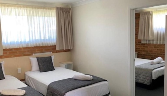 Buckaroo Motor Inn in Warwick