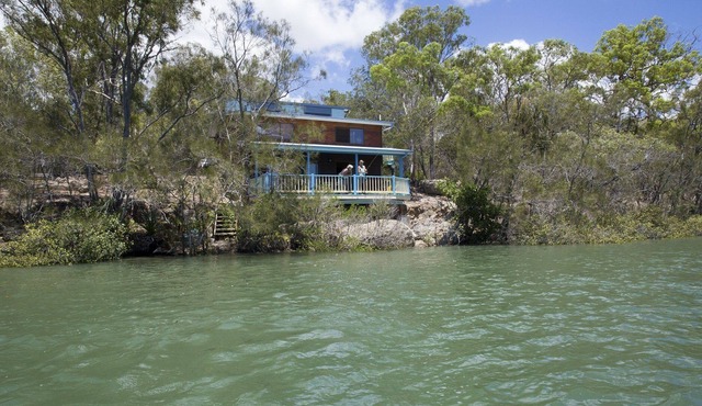 Burrum River Boat House - Pacific Haven- Riverfront - 2BR in Pacific Haven