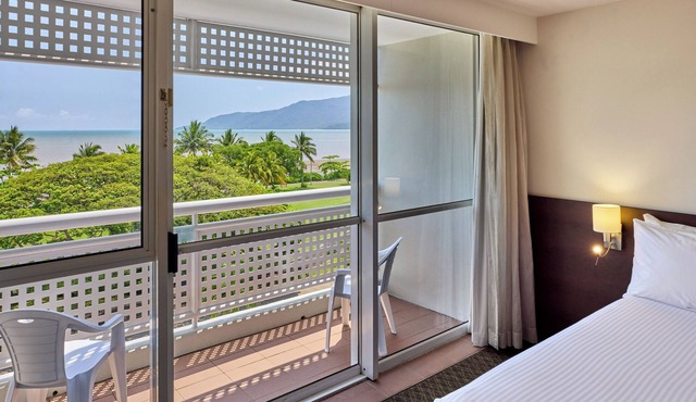 Cairns Harbourside Hotel in Cairns North