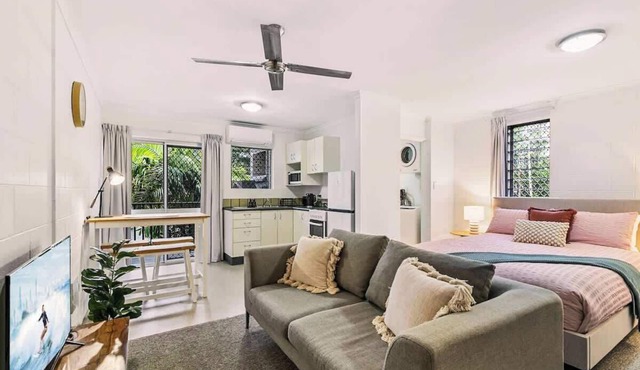 Cairns Retro Studio—Cosy Stay near Botanic Gardens in Edge Hill