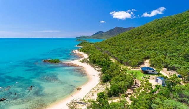 'Cape Gloucester Retreat', beachfront seclusion! in Hideaway Bay