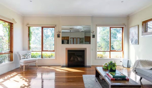 Cascade Cottage: Spacious Family Retreat in Keysborough Garden Parking Sleeps 8 in Keysborough